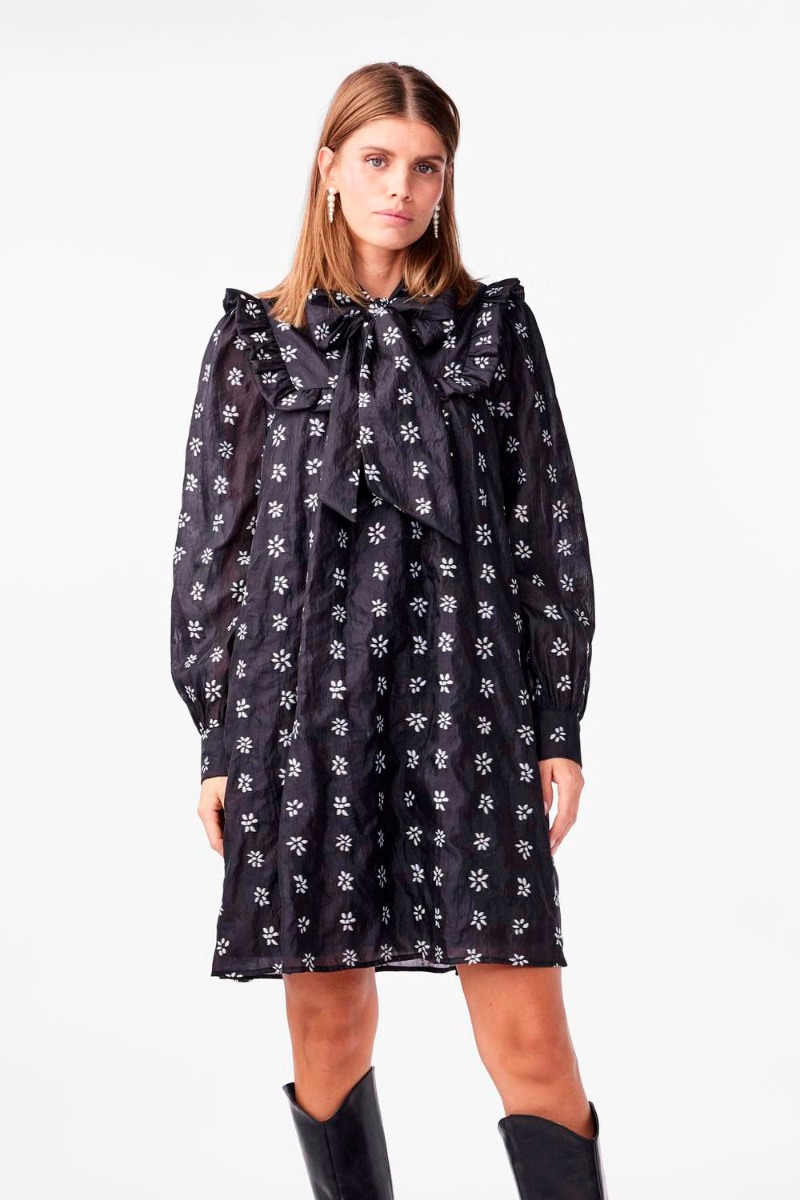..  Kjole  Line Bow Dress  Black fra Yas hos Lykke by Lykke 5715514218005