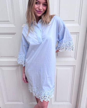 Continue Kjole Klara Embrodery Light Blue