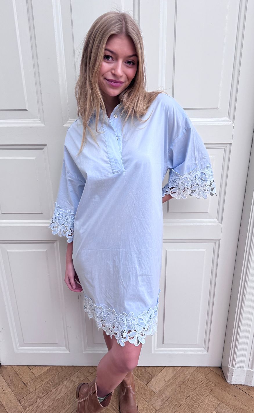 Continue Kjole Klara Embrodery Light Blue