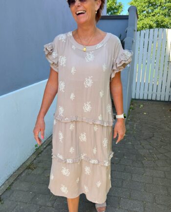 Ina Copenhagen Kjole Dalila Camel   White Embroidery