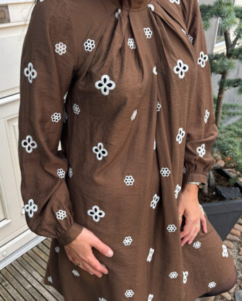 Say Ina Copenhagen Kjole Hazel Dark Brown    White Embroidery