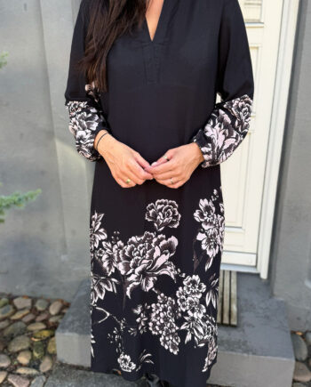 Say Ina Copenhagen Kjole Kae Black    Flowers
