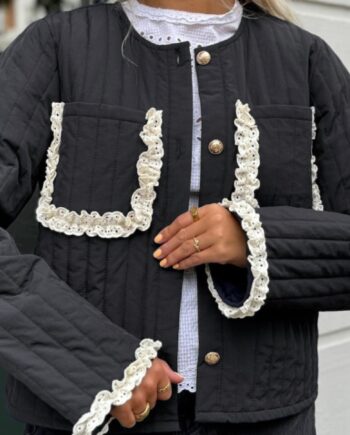 Stories From The Atelier Jakke Move Me Black