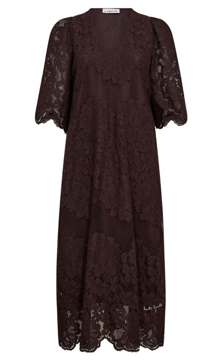 Haute   39 Amitié Kjole Curvey Lace Hem Mocca