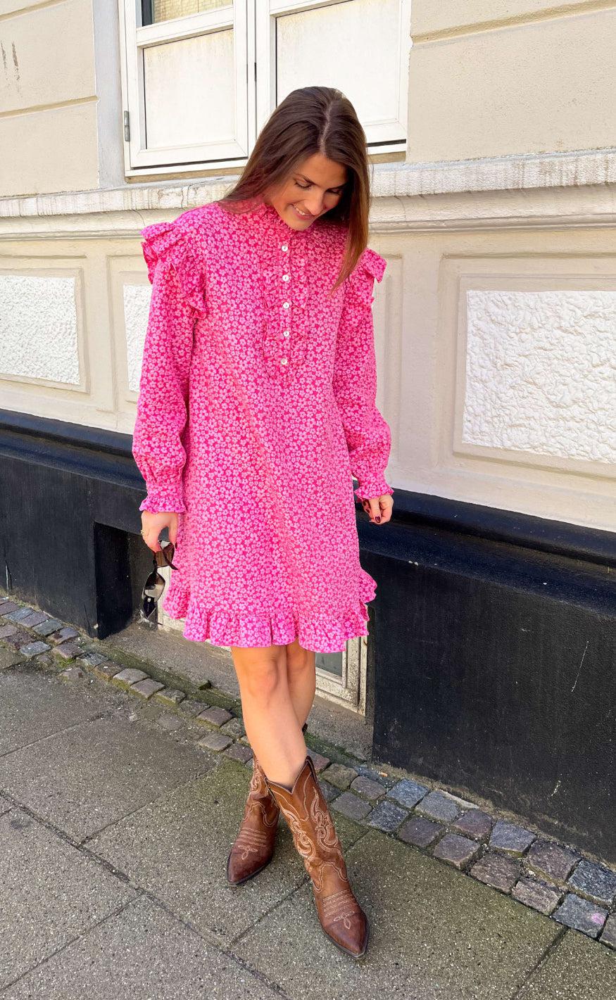 Noella Kjole Reno Ruby Ruffle Bright Pink