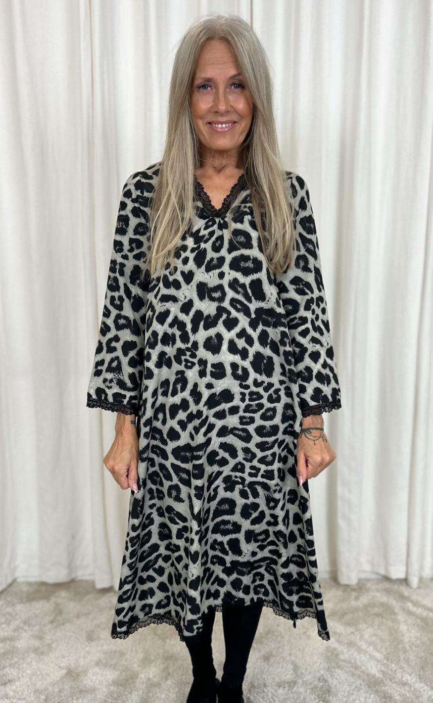Say Ina Copenhagen Kjole Safina Grey Leopard