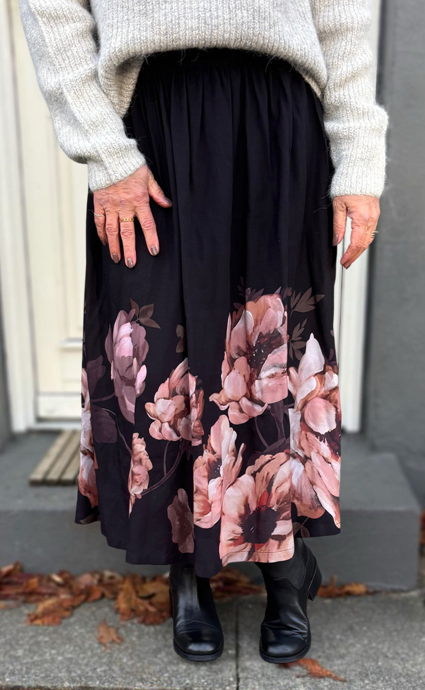 Say Ina Copenhagen Nederdel Vivia Black Rose Flowers